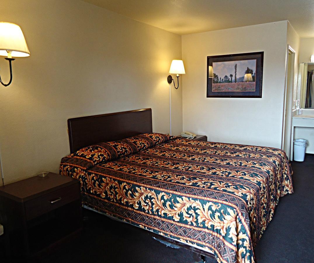 فيكتورفيل Economy Inn الغرفة الصورة